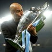 Pep Guardiola z trofeum Ligi Mistrzów po finale w 2023 r.