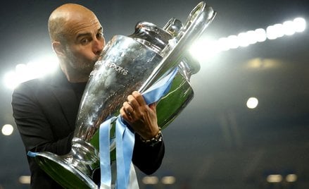 Pep Guardiola z trofeum Ligi Mistrzów po finale w 2023 r.