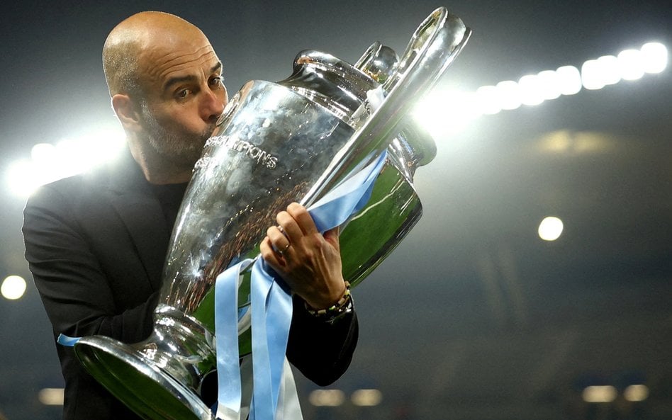 Pep Guardiola z trofeum Ligi Mistrzów po finale w 2023 r.