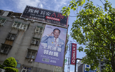 Billboard wyborczy przedstawiający założyciela Foxconn, Terry'ego Gou, na budynku w Tajpej na Tajwan