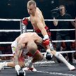 Krzysztof Głowacki upada na ring po raz pierwszy. Chwilę wcześniej rywal uderzył go łokciem w twarz