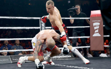 Krzysztof Głowacki upada na ring po raz pierwszy. Chwilę wcześniej rywal uderzył go łokciem w twarz