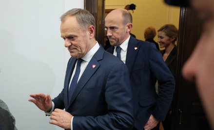 Premier Donald Tusk (L) i szef KP KO Borys Budka (C)