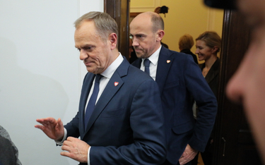 Premier Donald Tusk (L) i szef KP KO Borys Budka (C)