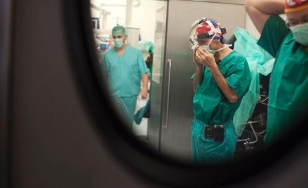 Lekarze przygotowujący się do operacji
