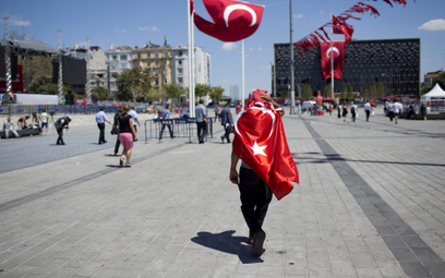 Katar obiecuje pomoc Turcji
