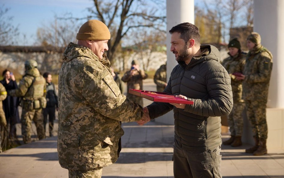 Gen. Tarnawski odbiera z rąk prezydenta Zełenskiego Order Bohdana Chmielnickiego, za wyzwolenie praw