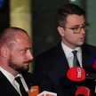 Szef Biura Bezpieczeństwa Narodowego Jacek Siewiera i rzecznik rządu Piotr Mueller podczas konferenc