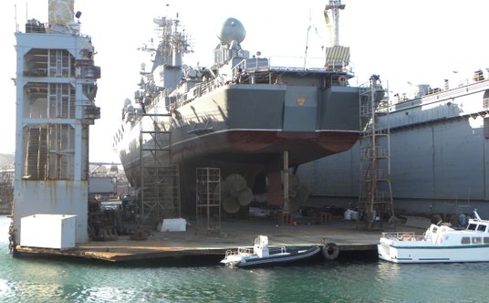 Moskwa na domu pływającym. Widać pierwotne czteroskrzydłowe śruby napędowe i pokrywę pomieszczenia s