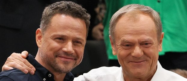 Premier Donald Tusk (P) oraz prezydent Warszawy Rafał Trzaskowski