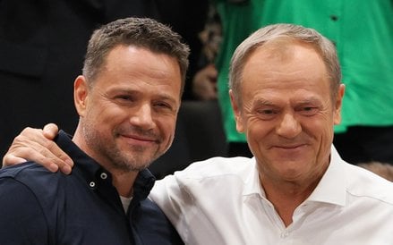 Premier Donald Tusk (P) oraz prezydent Warszawy Rafał Trzaskowski
