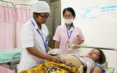 Fundusz Ludnościowy ONZ zorganizował m. in. szkolenia dla położnych w Kambodży, by zwiększyć bezpiec