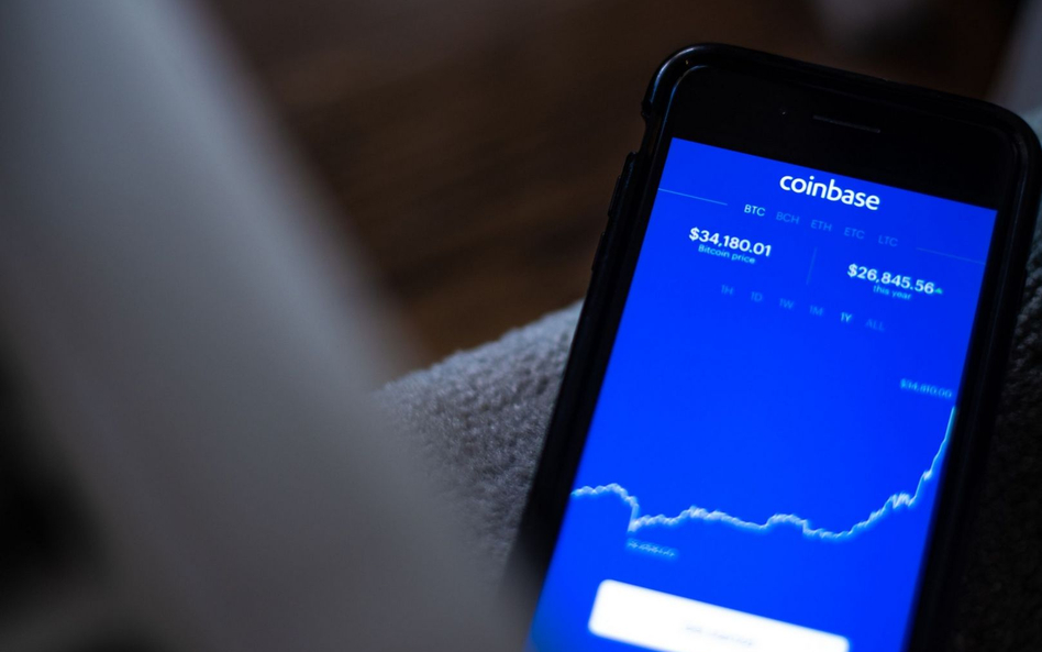 Akcje Coinbase lekarstwem na zmienność bitcoina?