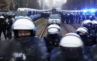 Policjantów zniechęca udział w politycznych inicjatywach (na zdjęciu ochrona domu prezesa PiS)