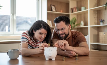 Dane pokazują, że młodsi respondenci odczuwają więcej entuzjazmu i mniej lęku, gdy myślą o pieniądza