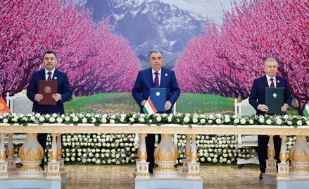 Prezydent Kirgistanu Sadyr Żaparow (z lewej), prezydent Tadżykistanu Emomali Rahmon (w środku) i pre