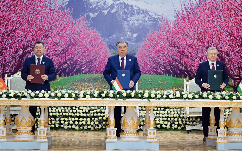 Il presidente del Kirghizistan Sadyr Zhaparov (a sinistra), il presidente tagiko Emomali Rahmon (al centro) e