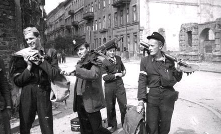 23 sierpnia 1944 r., ul. Czackiego róg Świętokrzyskiej. Powstańcy schodzą ze stanowisk po zdobyciu K