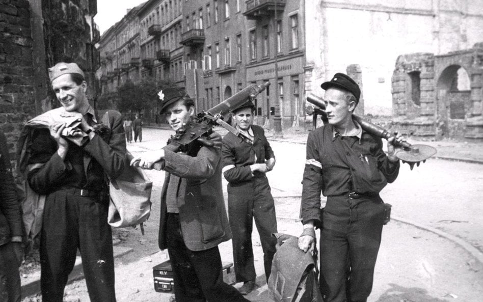 23 sierpnia 1944 r., ul. Czackiego róg Świętokrzyskiej. Powstańcy schodzą ze stanowisk po zdobyciu K