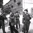 23 sierpnia 1944 r., ul. Czackiego róg Świętokrzyskiej. Powstańcy schodzą ze stanowisk po zdobyciu K