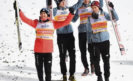 Kamil Stoch, Dawid Kubacki, Jakub Wolny, Piotr Żyła w drodze na podium podczas Pucharu Świata w skok