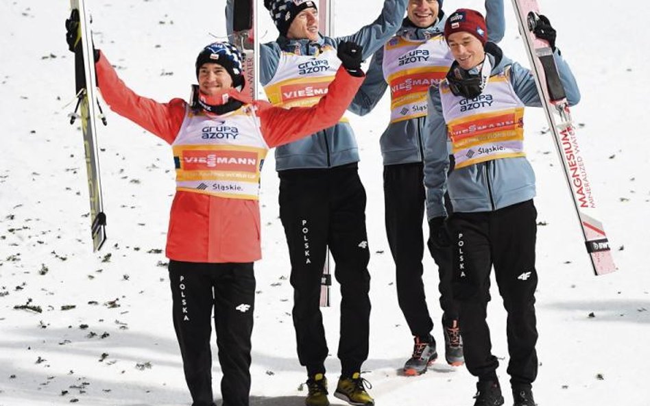 Kamil Stoch, Dawid Kubacki, Jakub Wolny, Piotr Żyła w drodze na podium podczas Pucharu Świata w skok