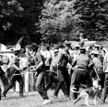 W 1989 r. milicjanci po staremu rozbijali niezależne demonstracje. Na zdjęciu pacyfikują pierwszomaj