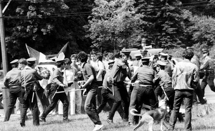 W 1989 r. milicjanci po staremu rozbijali niezależne demonstracje. Na zdjęciu pacyfikują pierwszomaj