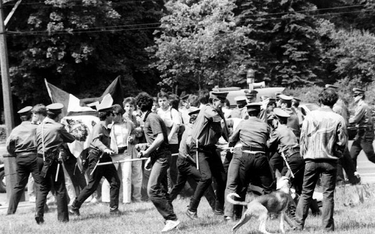 W 1989 r. milicjanci po staremu rozbijali niezależne demonstracje. Na zdjęciu pacyfikują pierwszomaj