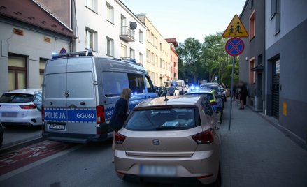 Służby przed budynkiem mieszkalnym w Skawinie, 3 lipca. W jednym z mieszkań znaleziono ciała 4-osobo