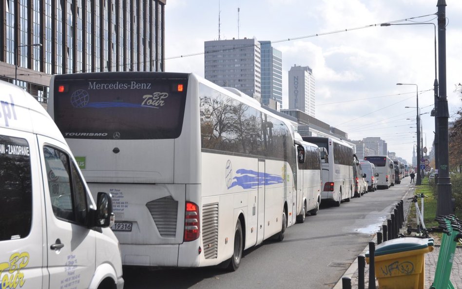 Rząd przyznał pomoc przewoźnikom autokarowym