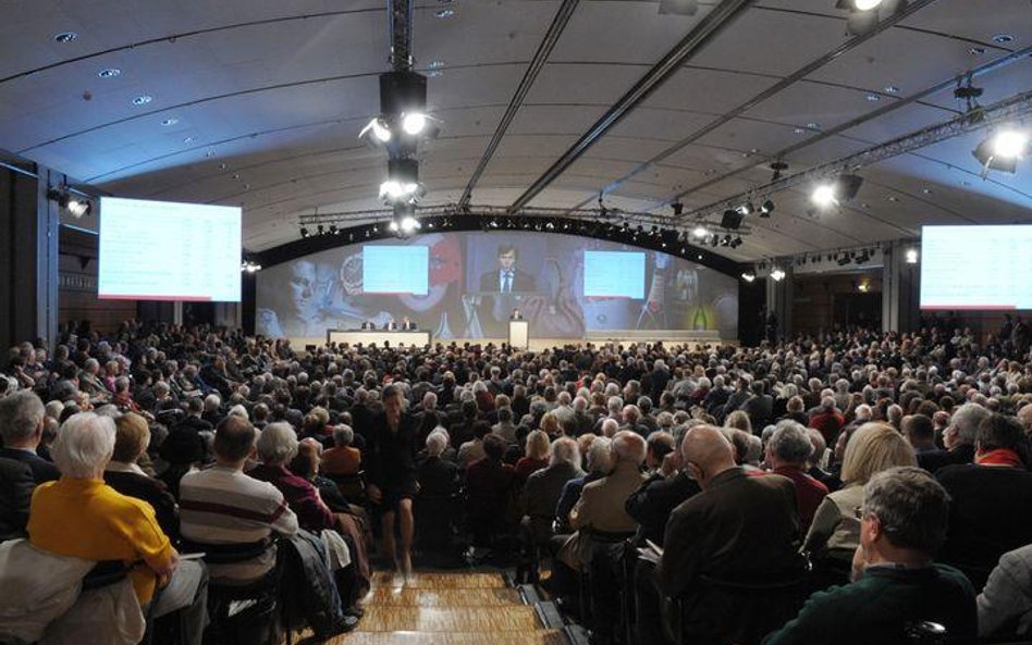 Prezes LVMH, Jean-Jacques Guiony przemawia do akcjonariuszy w Paryżu 15 kwietnia. Grupa zanotowała w