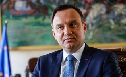 Prezydent Andrzej Duda w dalszym rzędzie na pogrzebie. "Można się było obrazić"