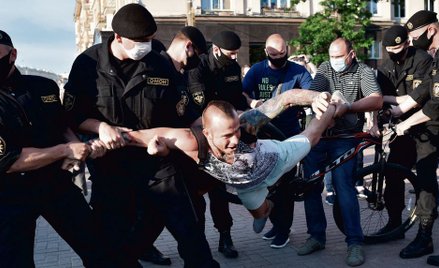 Mińsk, 19 czerwca 2020 r., funkcjonariusze MSW i OMON-u pacyfikują demonstrację opozycji