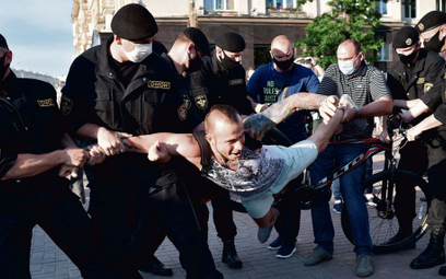 Mińsk, 19 czerwca 2020 r., funkcjonariusze MSW i OMON-u pacyfikują demonstrację opozycji