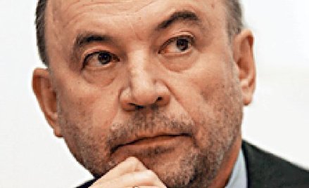 Zbigniew Hockuba jest profesorem ekonomii Uniwersytetu Warszawskiego oraz członkiem zarządu NBP. W l