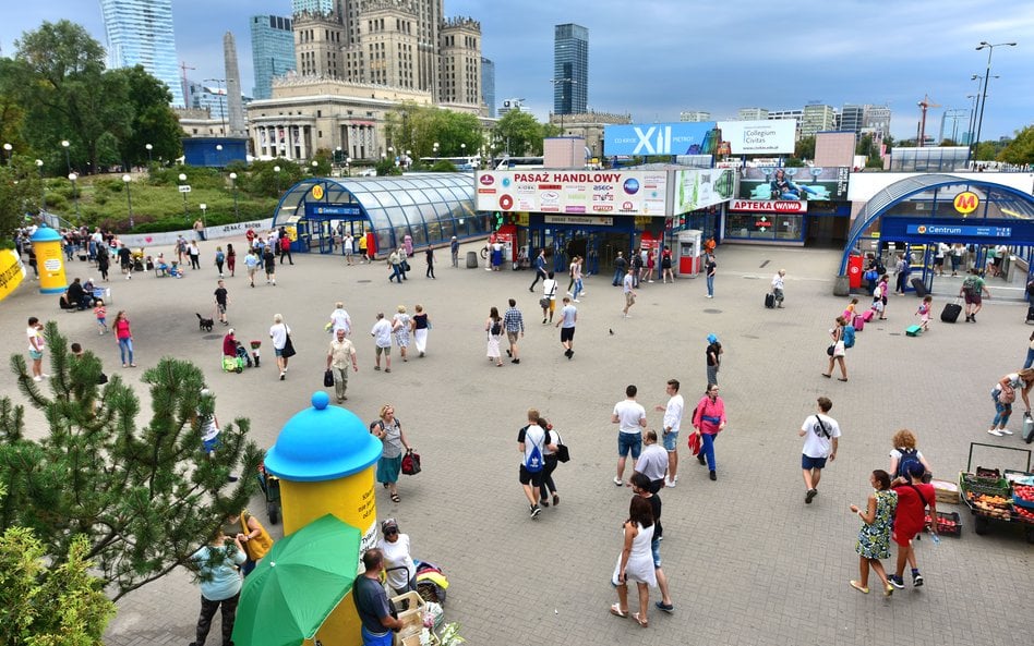 Radny Damian Kowalczyk złożył interpelację w sprawie przyszłości niebieskich wiat nad stacją metra C