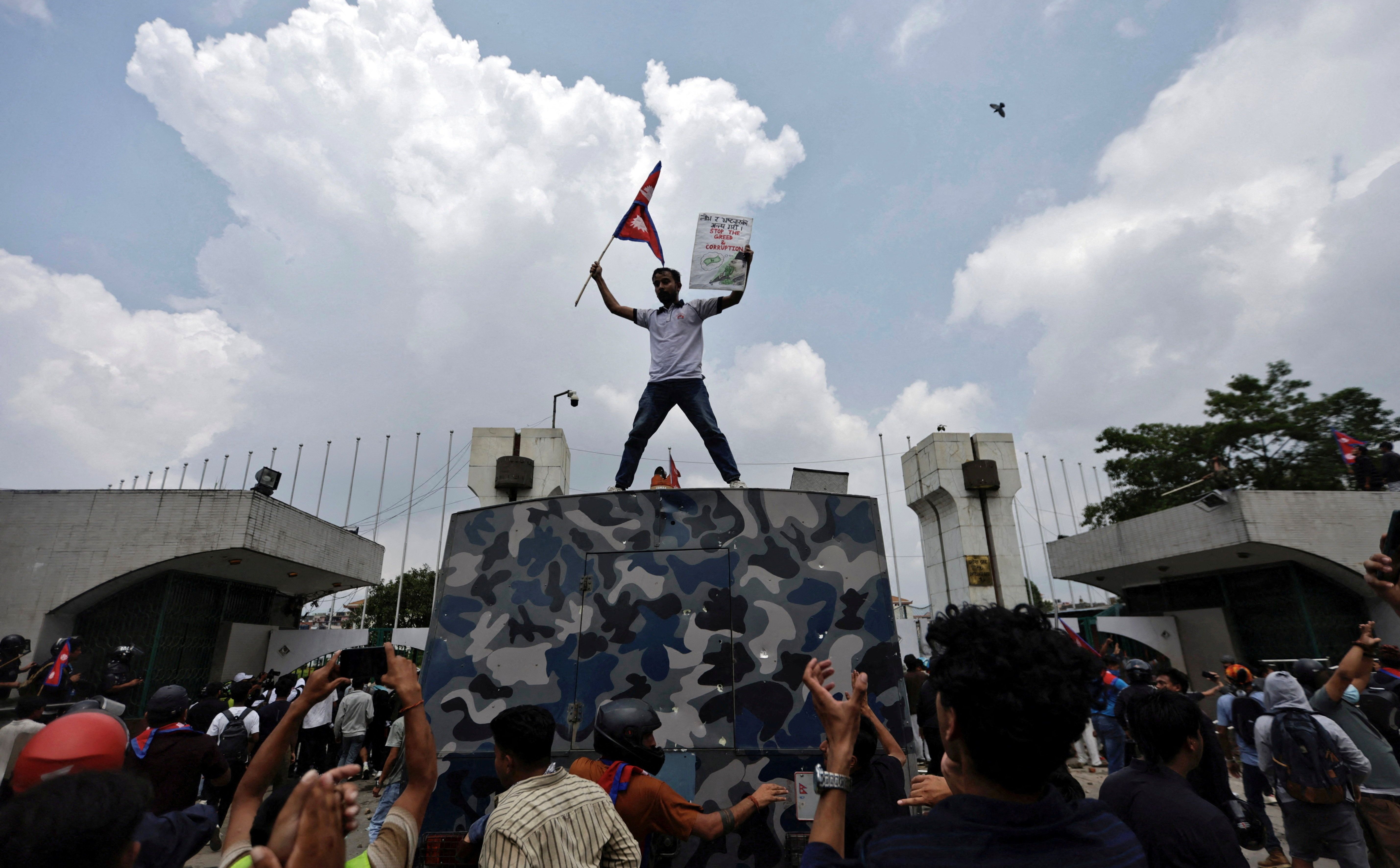Nepal: 25 ofiar „protestu pokolenia Zet”. Protestujący wskazują „swoją” premier