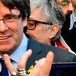 Uśmiechnięty Carles Puigdemont chwilę po ogłoszeniu wyroku niemieckiego sądu.
