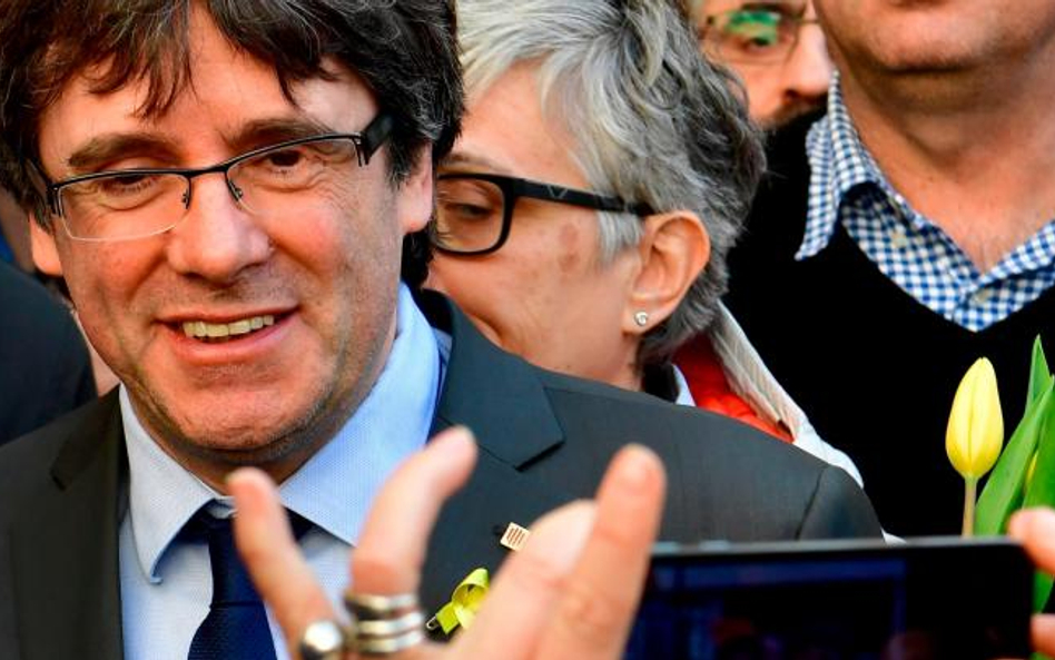 Uśmiechnięty Carles Puigdemont chwilę po ogłoszeniu wyroku niemieckiego sądu.