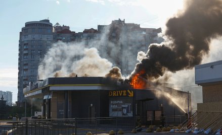 Skutki rosyjskiego ataku dronowego na stację benzynową w Kijowie