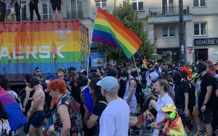 Uczestnicy parady z zaciekawieniem przyglądali się rozwojowi wydarzeń