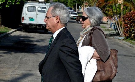 Żona Alana Grossa, w drodze do sądu na proces męża