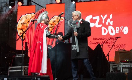 Prezydent Poznania Jacek Jaśkowiak przekazuje klucz do miasta Świętemu Marcinowi, 11 listopada, gdy 