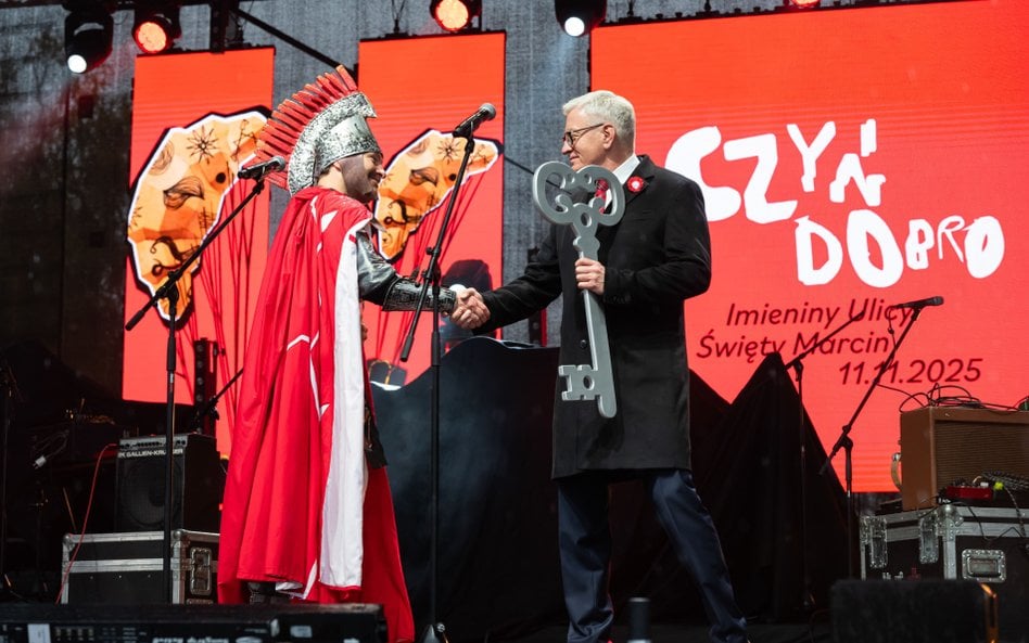 Prezydent Poznania Jacek Jaśkowiak przekazuje klucz do miasta Świętemu Marcinowi, 11 listopada, gdy 