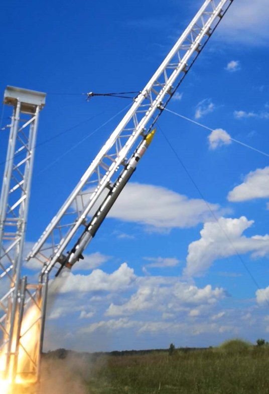 Trójstopniowa Rakieta Suborbitalna na belce wyrzutni z pracującym silnikiem pierwszego stopnia podcz