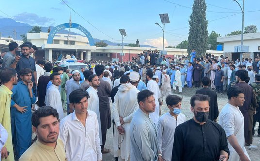 Ludzie gromadzący się przed szpitalem po wybuchu na wiecu partii Jamiat Ulema-e-Islam