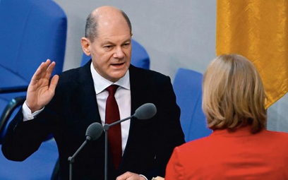 8 grudnia w południe Olaf Scholz złożył przysięgę w Bundestagu