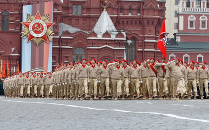 Junarmia, młodzieżowa organizacja paramilitarna, podczas defilady na Placu Czerwonym w Moskwie, maj 