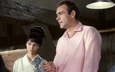 Akiko Wakabayashi jako Aki - Pracowniczka Tigera Tanaki ,która pomaga Bondowi w zaaklimatyzowaniu si